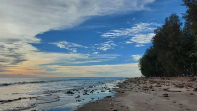 Eksplorasi Eksotis Pantai Pasir Jambak Padang